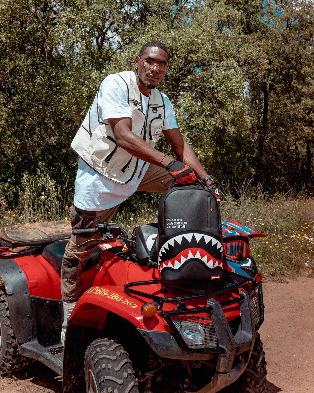 SHARK CENTRAL (BLACK) (DLXV)